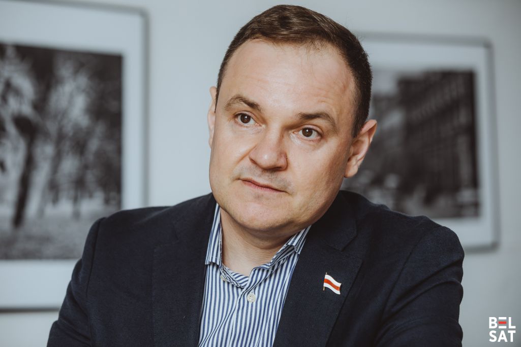 Кіраўнік фонду «Беларускі дом» Алесь Зарэмбюк у сядзібе арганізацыі. 29 траўня 2025 года. Фота: Рауль Дзюк / Белсат