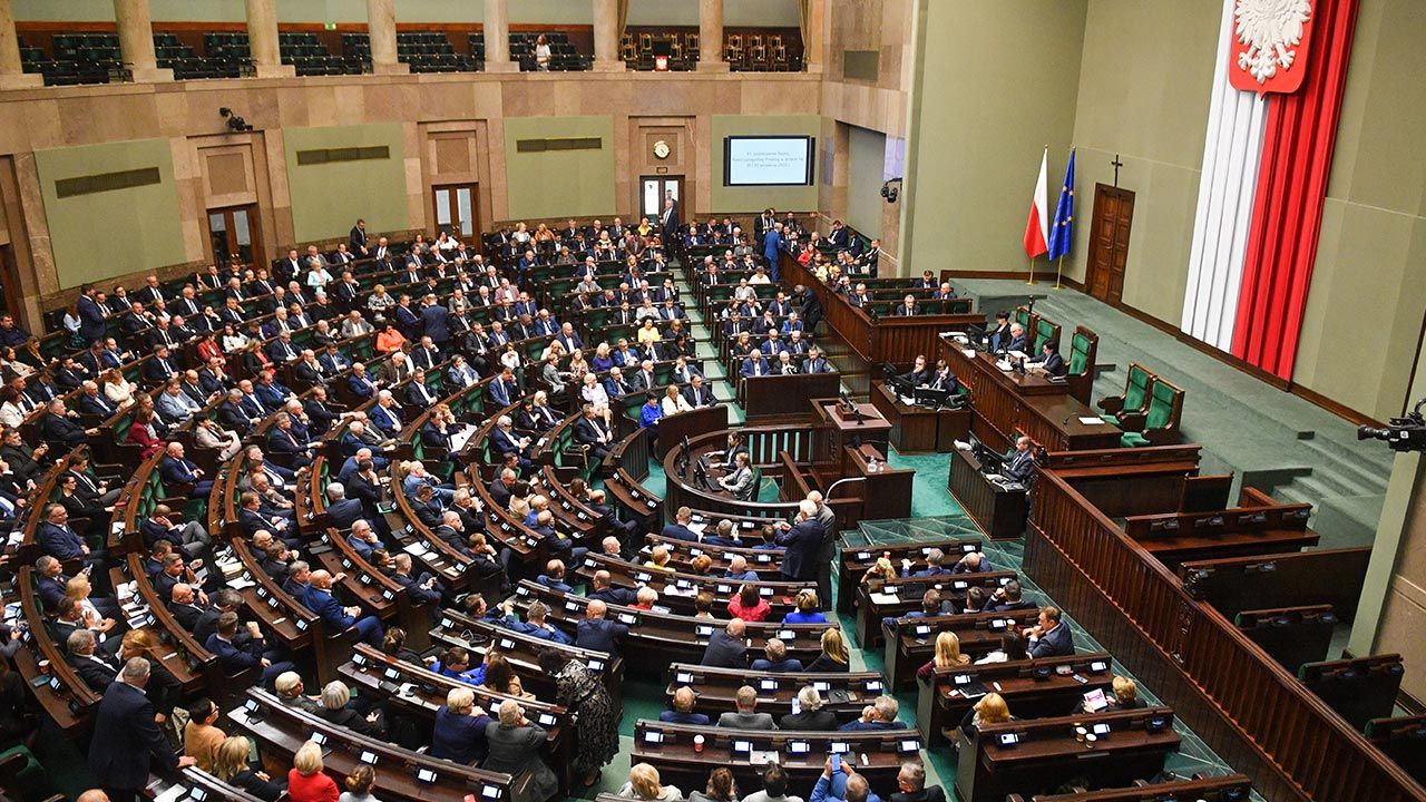 Z sondażu wynika, że frekwencja wyniosłaby 53 proc. (fot. PAP/Radek Pietruszka) Z sondażu wynika, że frekwencja wyniosłaby 53 proc. (fot. PAP/Radek Pietruszka)