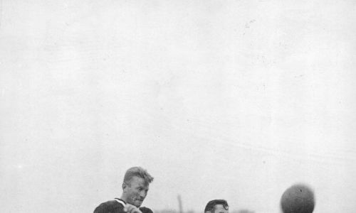 13 września 1931, Jerzy Bułanow (z lewej) odbiera piłkę Wacławowi Przeźdzeckiemu. Fot. NAC/IKC