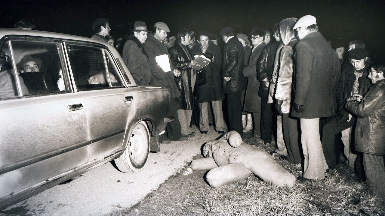Sędziowie, oskarżyciele i obrońcy na drodze z Połańca do Zrębina, gdzie oskarżeni po dokonanym morderstwie upozorowali wypadek samochodowy (fot. arch.PAP/Michał Sielewicz) Sędziowie, oskarżyciele i obrońcy na drodze z Połańca do Zrębina, gdzie oskarżeni po dokonanym morderstwie upozorowali wypadek samochodowy (fot. arch.PAP/Michał Sielewicz)