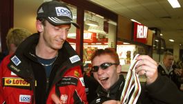 Trener Heinz Kuttin i Mateusz Rutkowski po zdobyciu tytułu mistrza świata juniorów (fot. PAP).