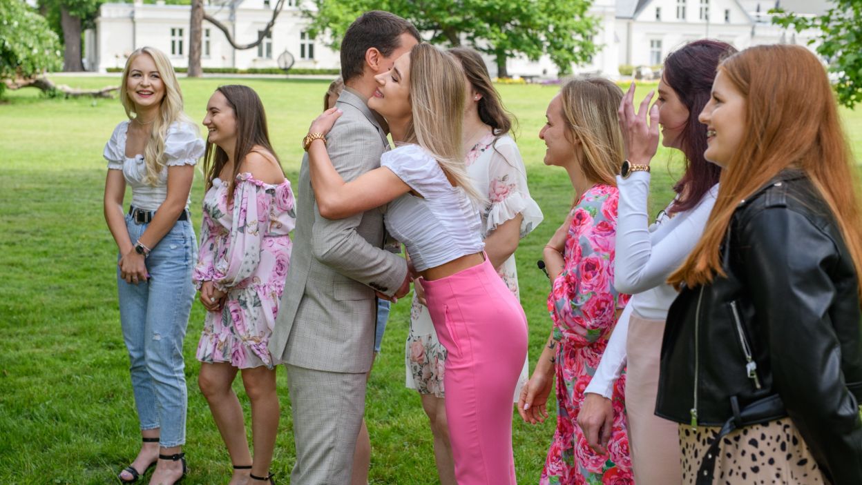 Michał serdecznie przywitał swoje kandydatki... (fot. TVP)