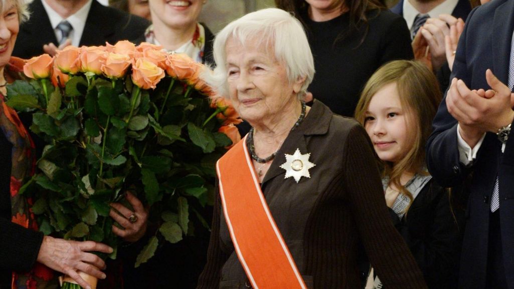 Danuta Szaflarska została odznaczona przez prezydenta Bronisława Komorowskiego Orderem Odrodzenia Polski. Fot. Jacek Turczyk/ PAP