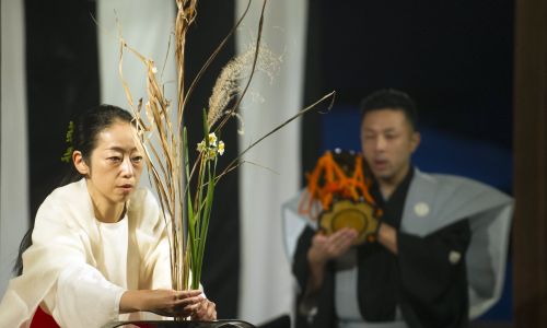 Ikebana, sztuka układania kwiatów. Na zdjęciu japońska mistrzyni w tej dziedzinie Shuho Hananofu podczas pokazu w Kioto. Fot. PAP/EPA/EVERETT KENNEDY BROWN