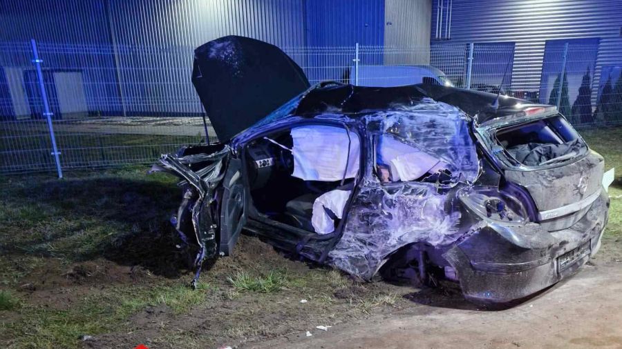 Białężyce: śmiertelny wypadek, nie żyje 19-latka, zderzenie z ciężarówką (fot. OSP KSRG Kaczanowo)