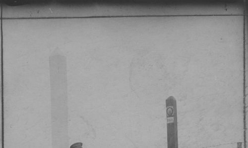 Granica polsko-sowiecka. Po stronie polskiej żołnierze KOP z gośćmi. Za drutami dwaj żołnierze sowieccy. Rok 1932. Fot. NAC