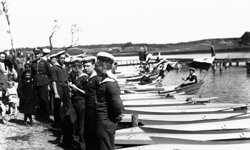 Harcerze w ośrodku Ligi Morskiej i Kolonialnej przy swoich kajakach., 17 maja 1935 r. Fot. NAC/IKC, sygn. 1-P-317