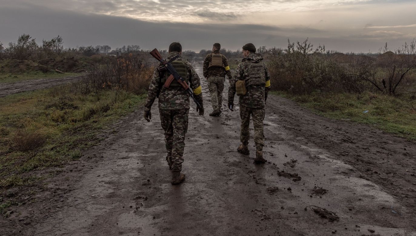 Ukrainian soldiers check the area after the Russian troops retreat from Kherson, Ukraine, November 24, 2022 Photo: PAP/EPA/ROMAN PILIPEY