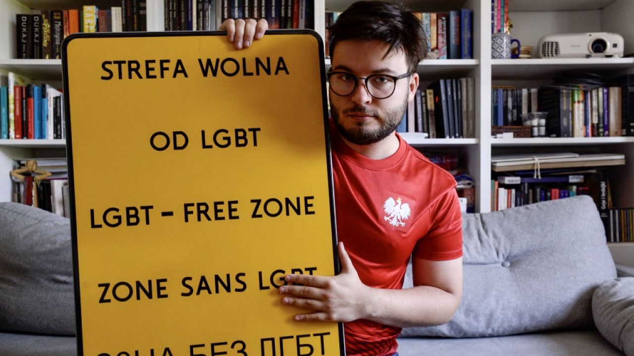 Aktywista LGBT Bart Staszewski wiesza takie tablice przy wjazdach do polskich miast. Następnie opisuje sprawę w języku angielskim i udostępnia w mediach społecznościowych (fot. Omar Marques/Getty Images)
