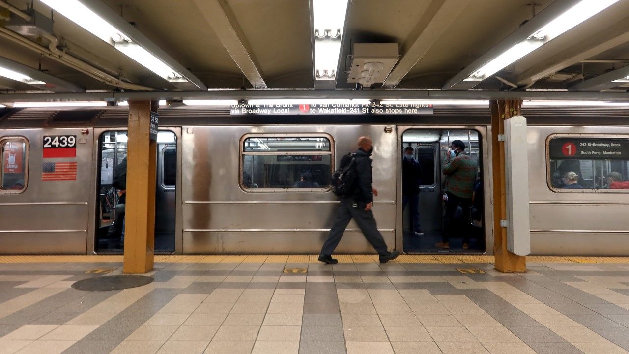 Nowojorska policja prowadzi śledztwo w sprawie śmierci pasażera wskutek ugodzenia nożem w pociągu (fot. Gary Hershorn/Getty Images)