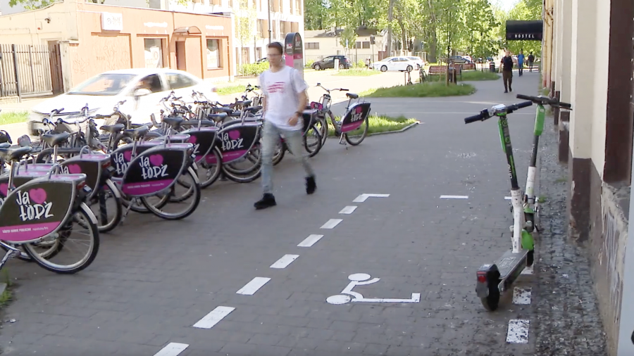 Zaparkowane lub porzucone hulajnogi przeszkadzają pieszym (fot. Marek Szybka)