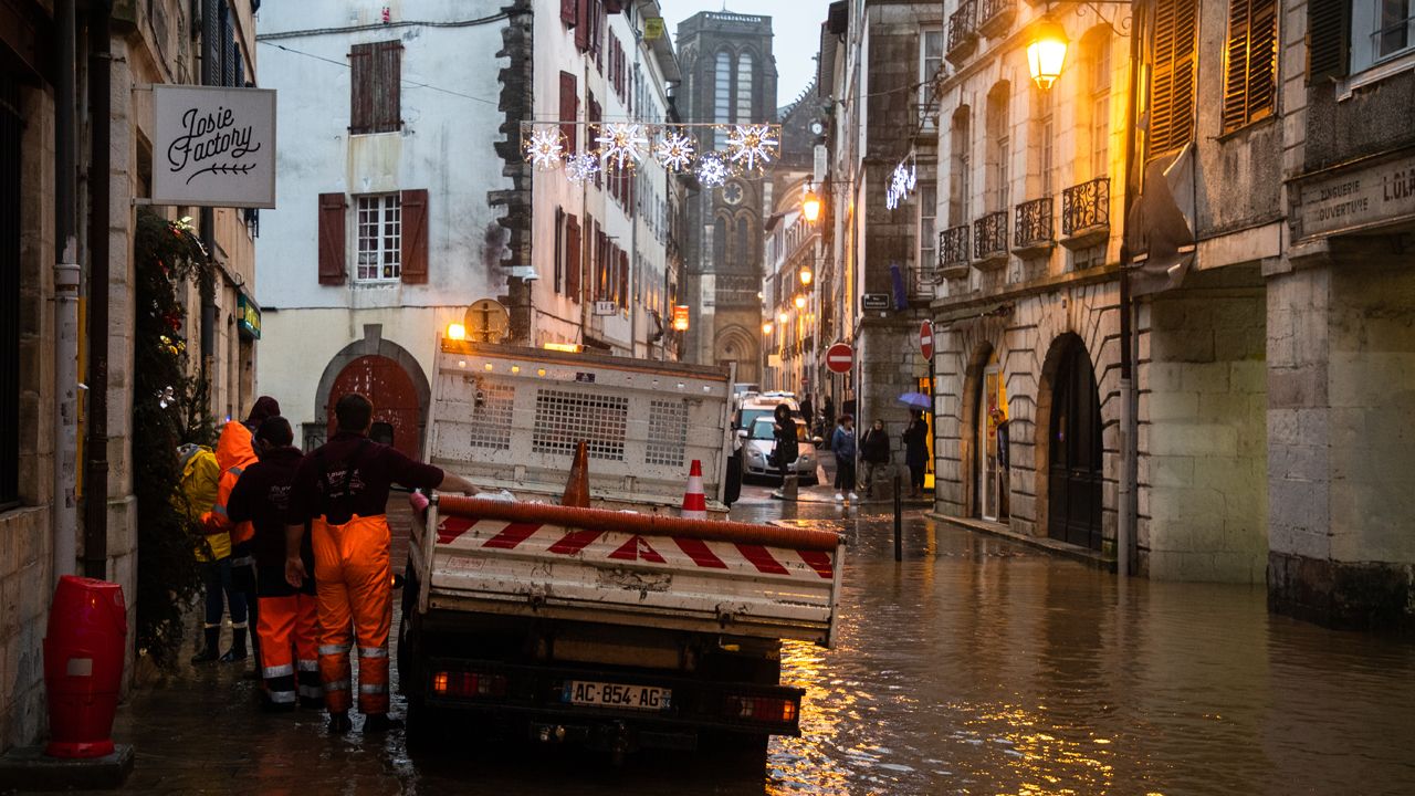 Deszcz, który towarzyszył wichurom na południowym zachodzie Francji, spowodował liczne powodzie i podtopienia (fot. Jerome Gilles/NurPhoto via Getty Images)