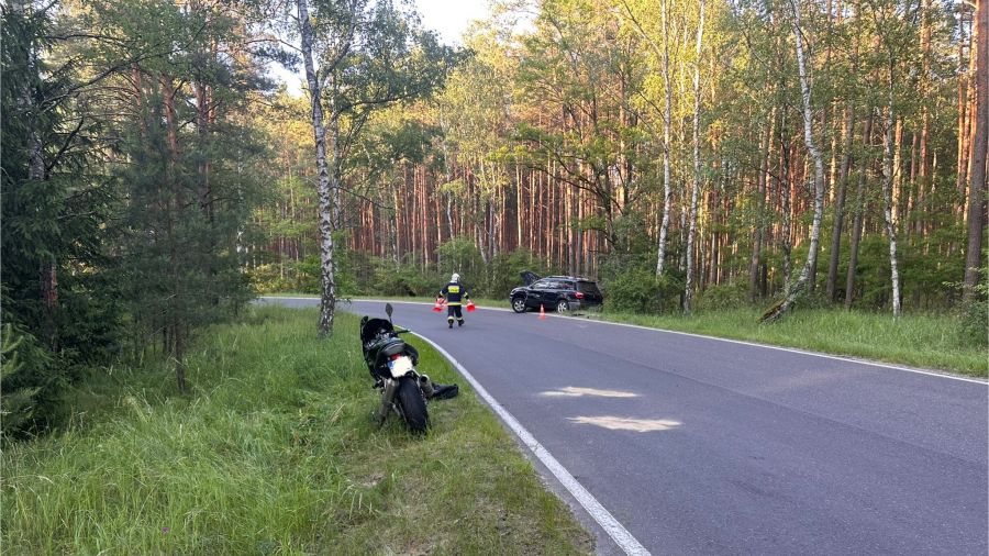 W niedzielę 15 czerwca około godz. 19:00, na drodze powiatowej 1548C z Solca Kujawskiego do Nowej Wsi Wielkiej, samochód osobowy zderzył się z motocyklem (fot. OSP Solec Kujawski)