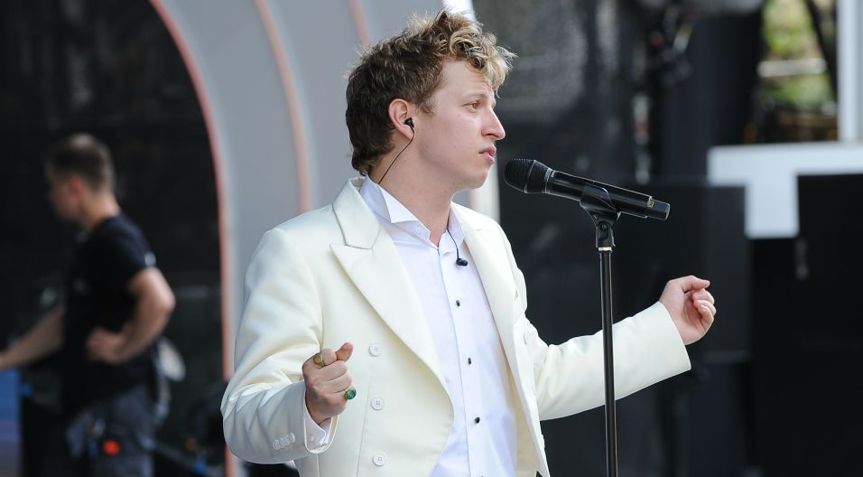 Sądząc po zmianie stylizacji, Maciej Musiałowski zaprezentuje się wieczorem także w zgoła innym repertuarze (fot. N. Młudzik/TVP)