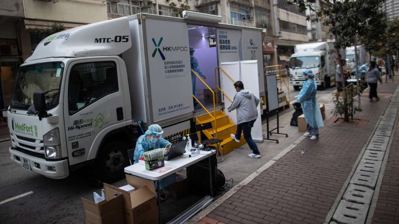 Mobilna stacja testowa na koronawirusa w Hongkongu (fot. PAP/EPA/JEROME FAVRE) Mobilna stacja testowa na koronawirusa w Hongkongu (fot. PAP/EPA/JEROME FAVRE)