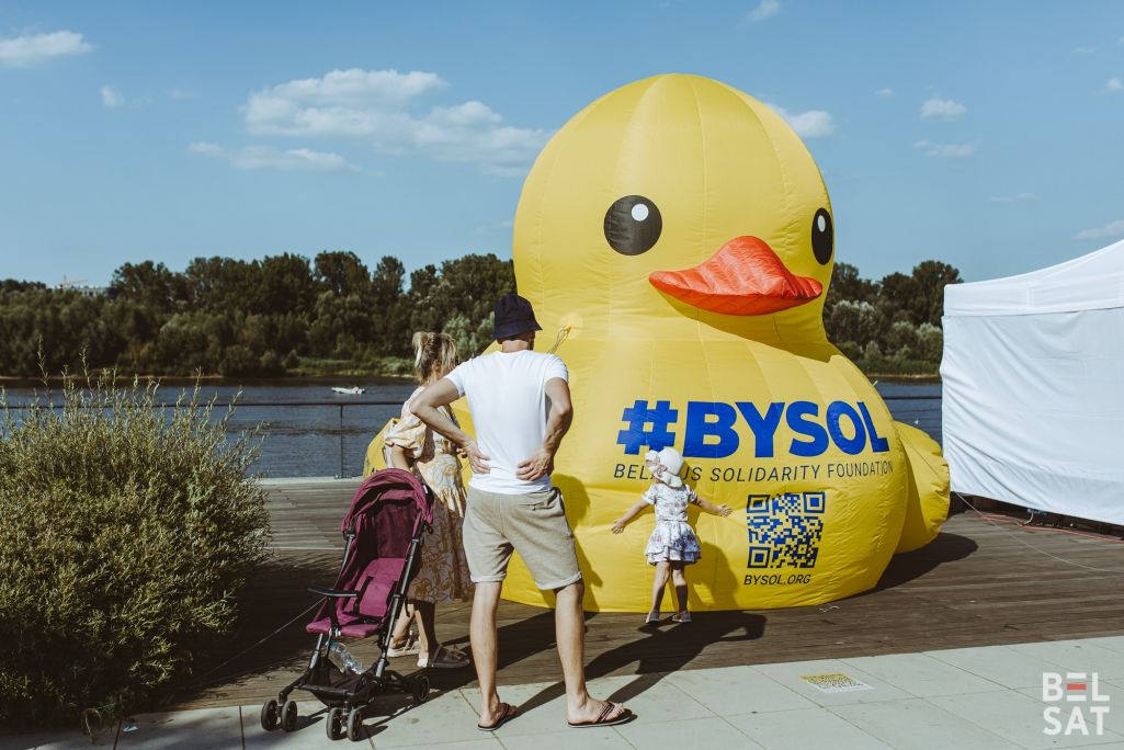 Дзіцё гуляецца з надзіманай фігурай фонду «BYSOL» падчас фестывалю «Hučna Fest». Варшава, Польшча. 29 чэрвеня 2024 года. (Фота: Белсат)