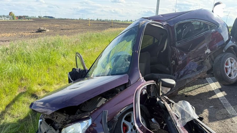 Na DK62 w Sławsku Wielkim lądował wezwany śmigłowiec LPR (fot.OSP w Kruszwicy)