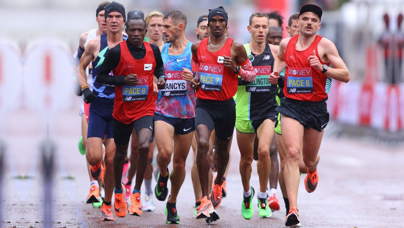 Zające prowadzą Maraton Londyński w październiku 2020 roku Fot. RICHARD HEATHCOTE / Reuters / Forum