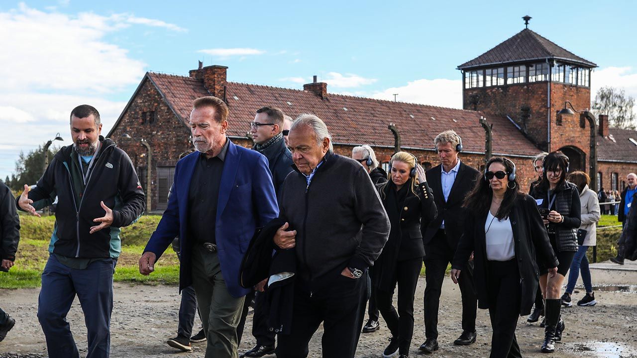 Arnold Schwarzenegger w Auschwitz, wrzesień 2022 r. (fot. Beata Zawrzel/NurPhoto via Getty Images)