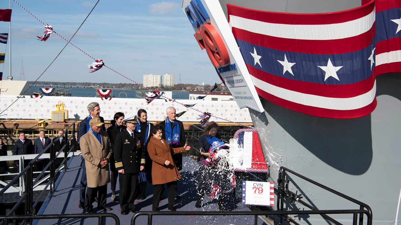 Uroczystość, z udziałem ponad 20 tys. uczestników, miała miejsce w Newport News, w stanie Virginia (fot. U.S. Navy/Mass Communication Specialist 3rd Class Samuel Lee Pederson/Handout via REUTERS) Uroczystość, z udziałem ponad 20 tys. uczestników, miała miejsce w Newport News, w stanie Virginia (fot. U.S. Navy/Mass Communication Specialist 3rd Class Samuel Lee Pederson/Handout via REUTERS)