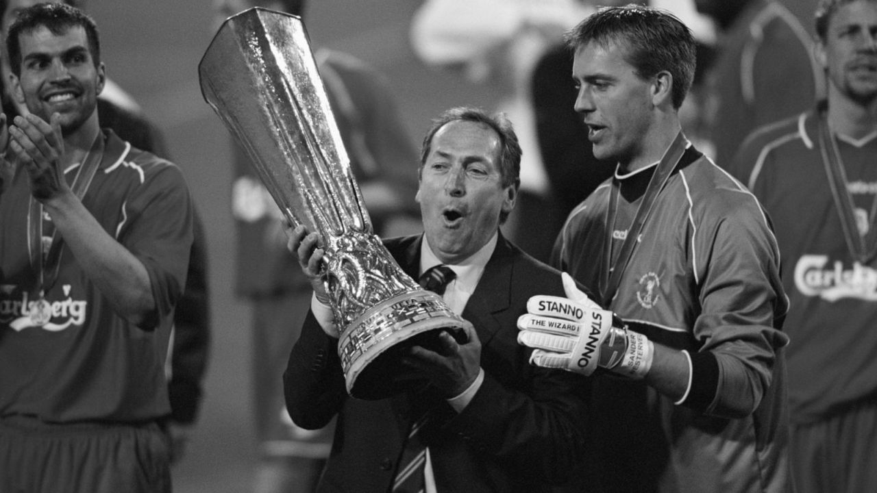 Gerard Houllier z Pucharem UEFA (fot. Getty)