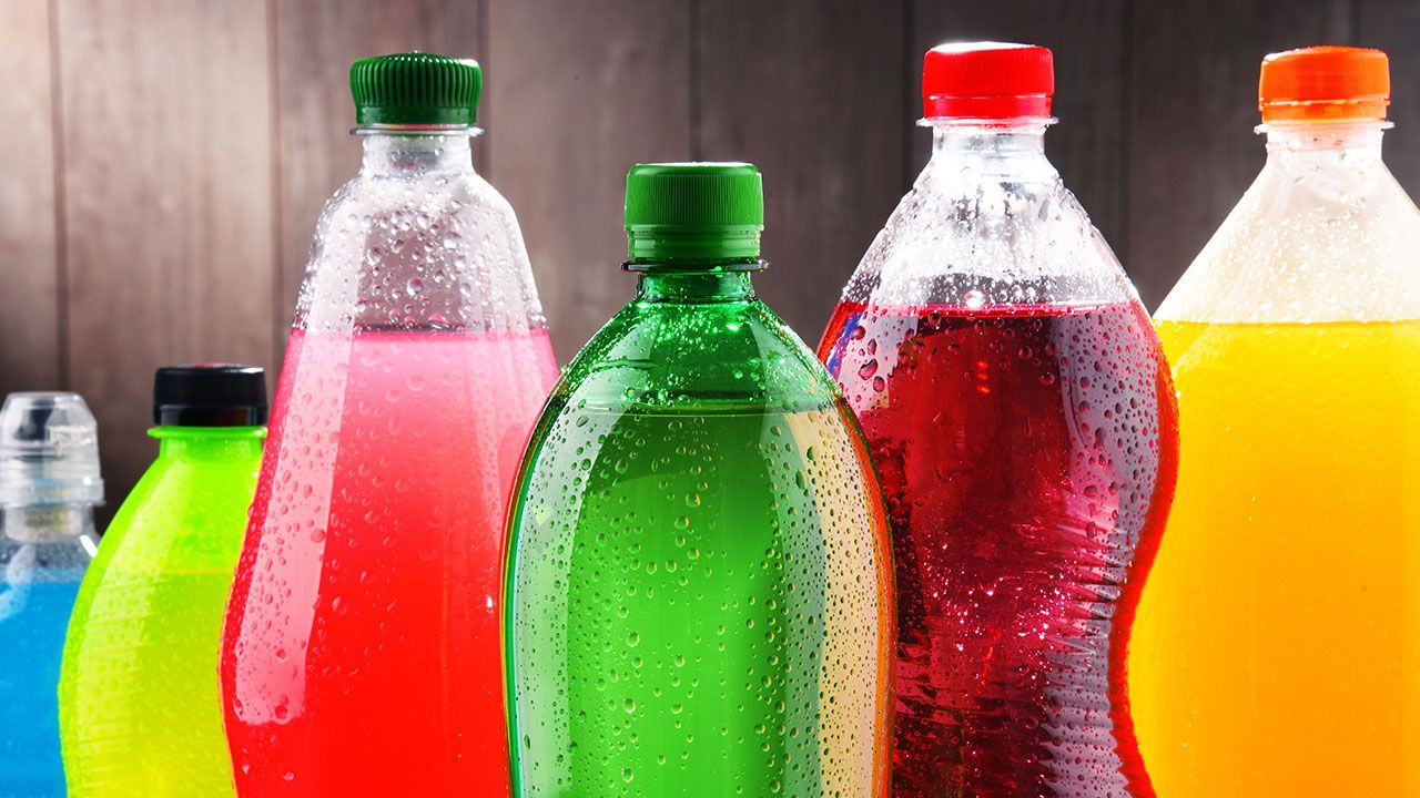 Słodzone napoje – gazowane i niegazowane, w tym napoje energetyczne i sportowe – są największym źródłem cukru w jadłospisie Amerykanów (fot. Shutterstock/monticello)