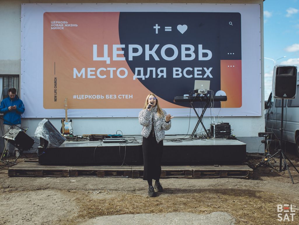 Пратэстантскія вернікі святкуюць Пасху каля будынку царквы «Новае жыццё». Менск, Беларусь. 3 красавіка 2021 года. (Фота: Белсат)