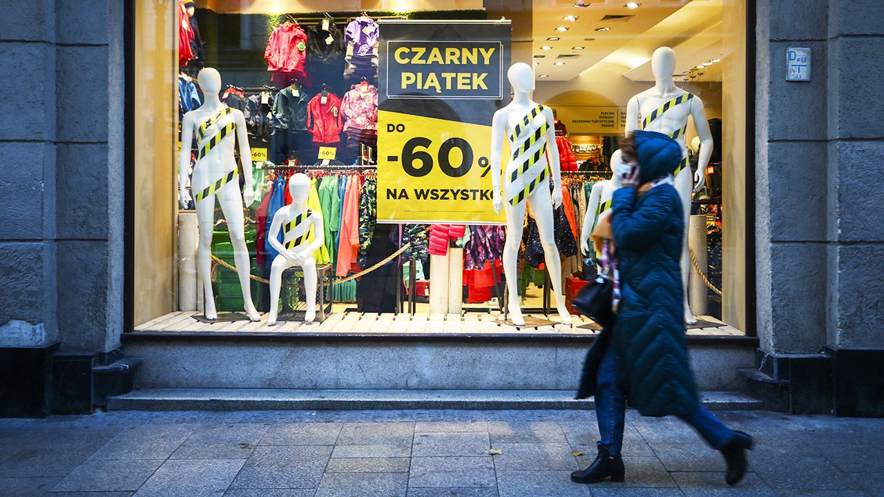 Zakupowa gorączka podczas Black Friday to okres wzmożonej aktywności oszustów (fot. Beata Zawrzel/Nur/Getty Images)