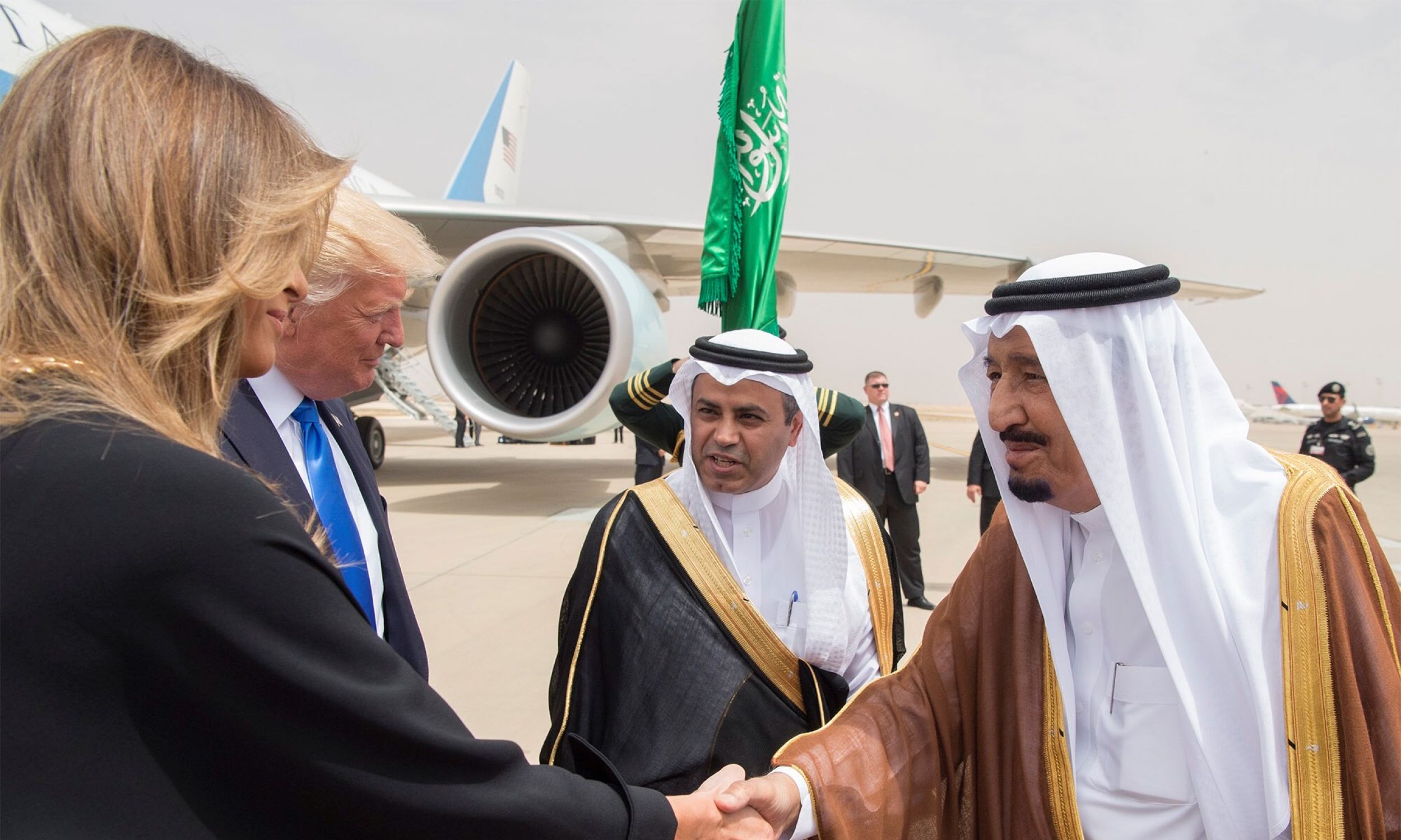 Podczas ubiegłorocznej wizyty Donalda Trumpa w Arabii Saudyjskiej król Salman bin Abdul Aziz uścisnął dłoń Melanii Trump.  Fot. Bandar Algaloud / Saudi Royal Council /Getty Images