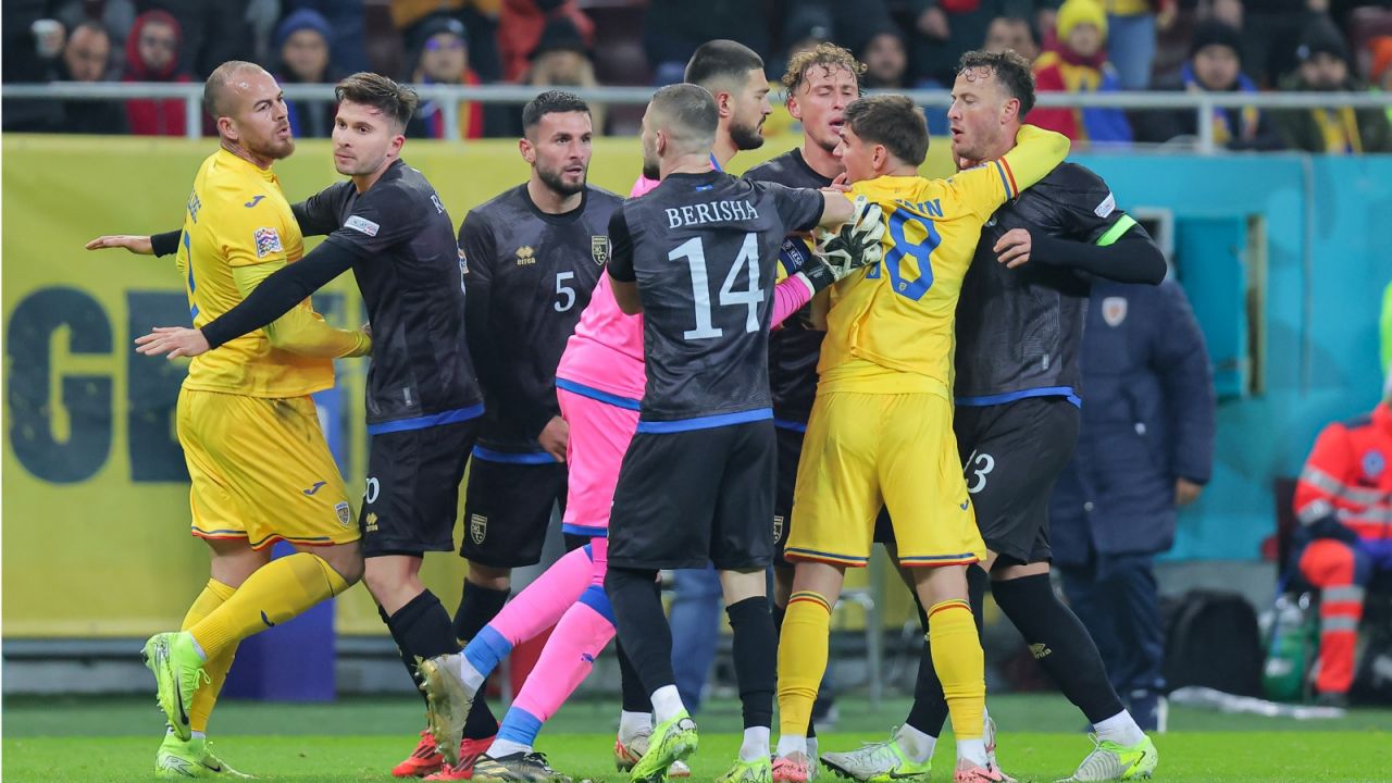 Mecz Rumunii z Kosowem w Lidze Narodów został przerwany po tym, jak piłkarze jednej z drużyn zeszli z boiska (fot. Getty)