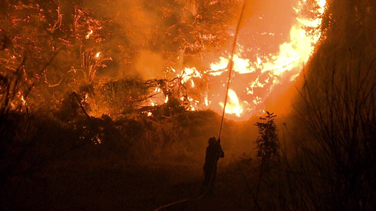 Pożary utrzymują się kolejny tydzień (fot. PAP/EPA/SPIROS KOUROS)