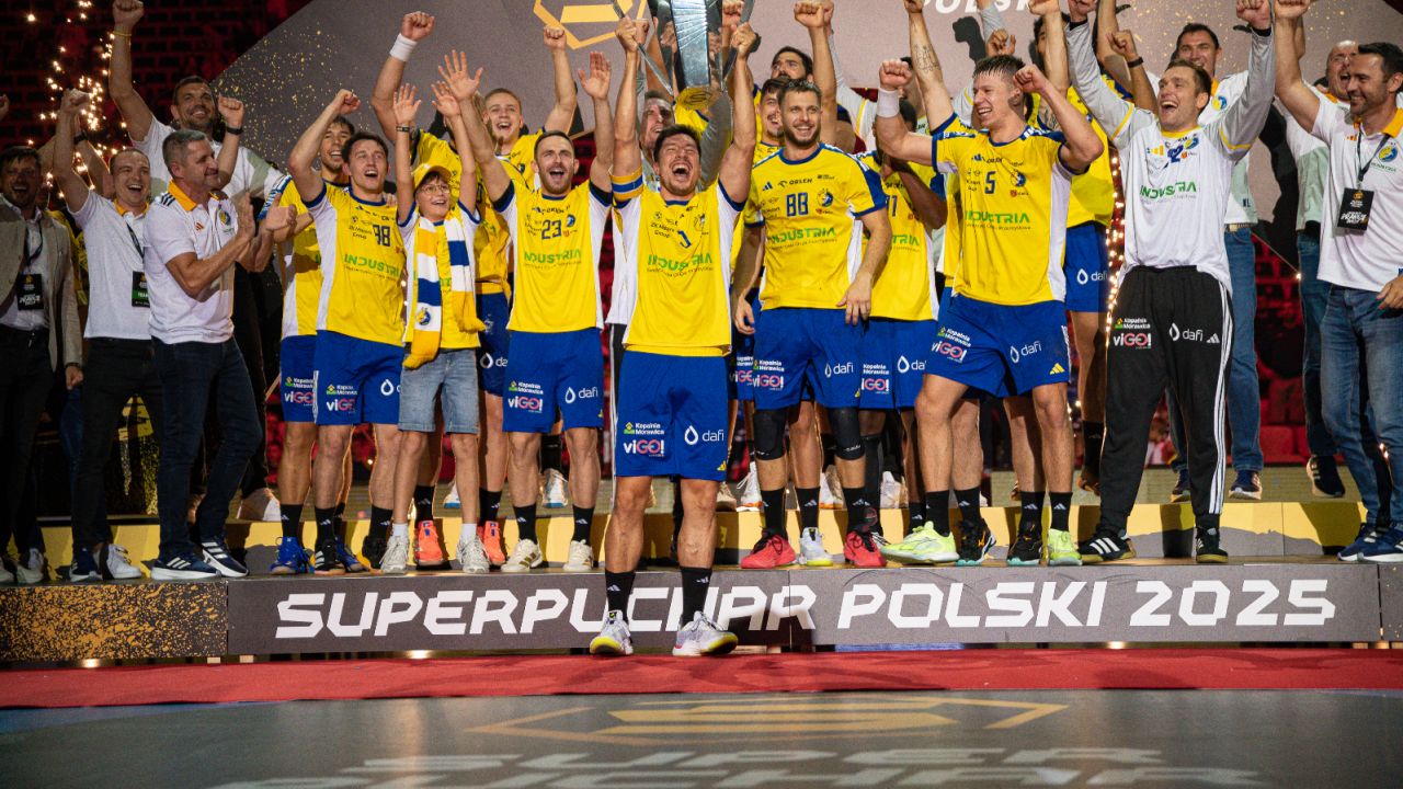Alex Dujshebaev z drużyną Industrii Kielce po zdobyciu Superpucharu Polski (fot. Orlen Superliga)