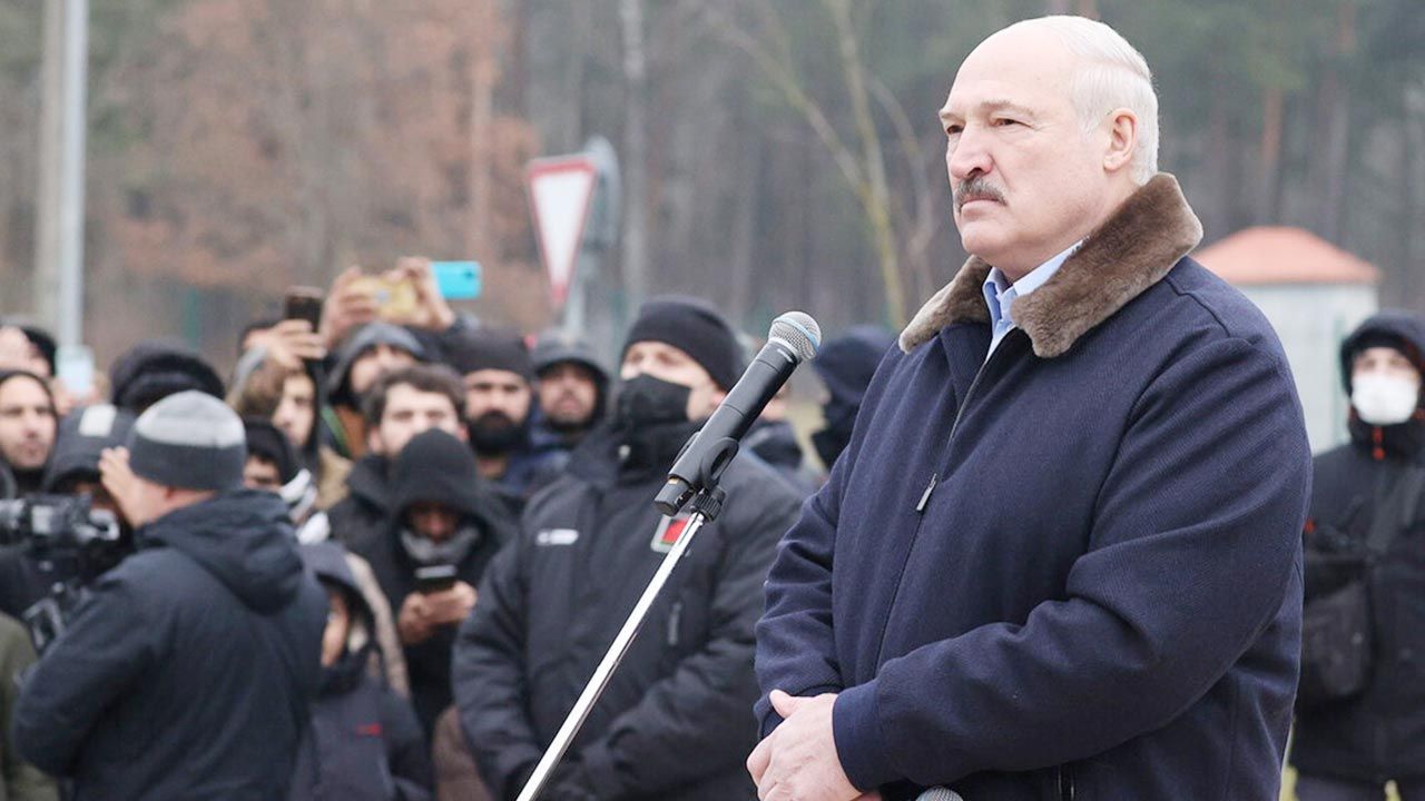 „Dyktator musi odpowiedzieć za zbrodnie przeciwko ludzkości” – napisał b. ambasador Białorusi w Polsce (fot. PAP/EPA/BELARUSIAN PRESIDENT PRESS SERVICE / HANDOUT) „Dyktator musi odpowiedzieć za zbrodnie przeciwko ludzkości” – napisał b. ambasador Białorusi w Polsce (fot. PAP/EPA/BELARUSIAN PRESIDENT PRESS SERVICE / HANDOUT)