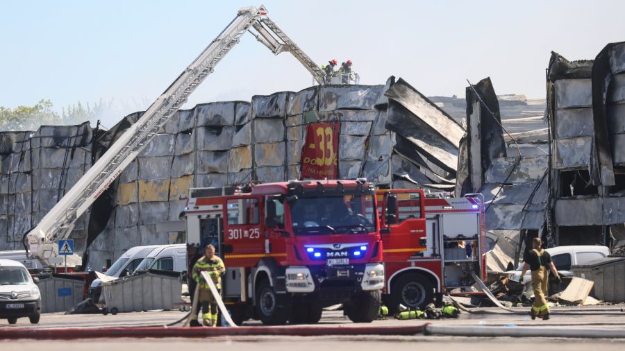 The two men are accused of having collaborated with arsonists who set the complex at 44 Marywilska Street ablaze in 2024. Photo: PAP/Leszek Szymański