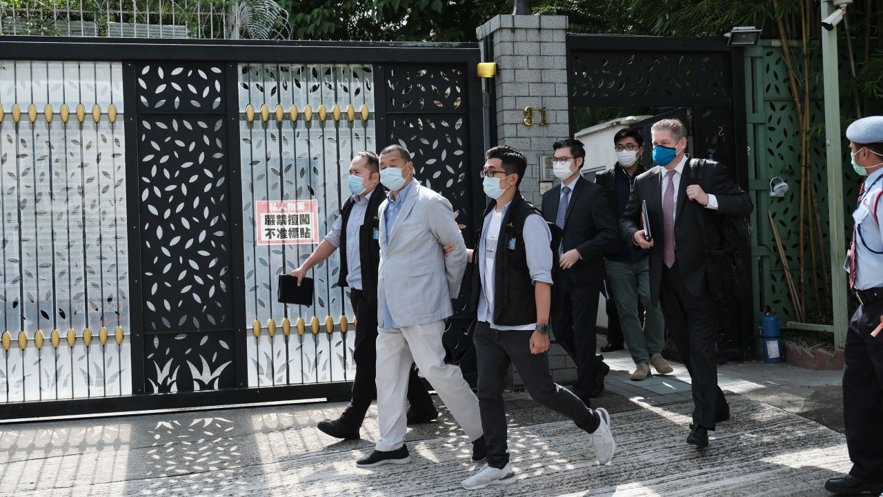 Jimmy Lai wyprowadzany ze swojej rezydencji przez funkcjonariuszy organów ścigania w Hongkongu (fot. Paul Yeung/Bloomberg via Getty Images) Jimmy Lai wyprowadzany ze swojej rezydencji przez funkcjonariuszy organów ścigania w Hongkongu (fot. Paul Yeung/Bloomberg via Getty Images)