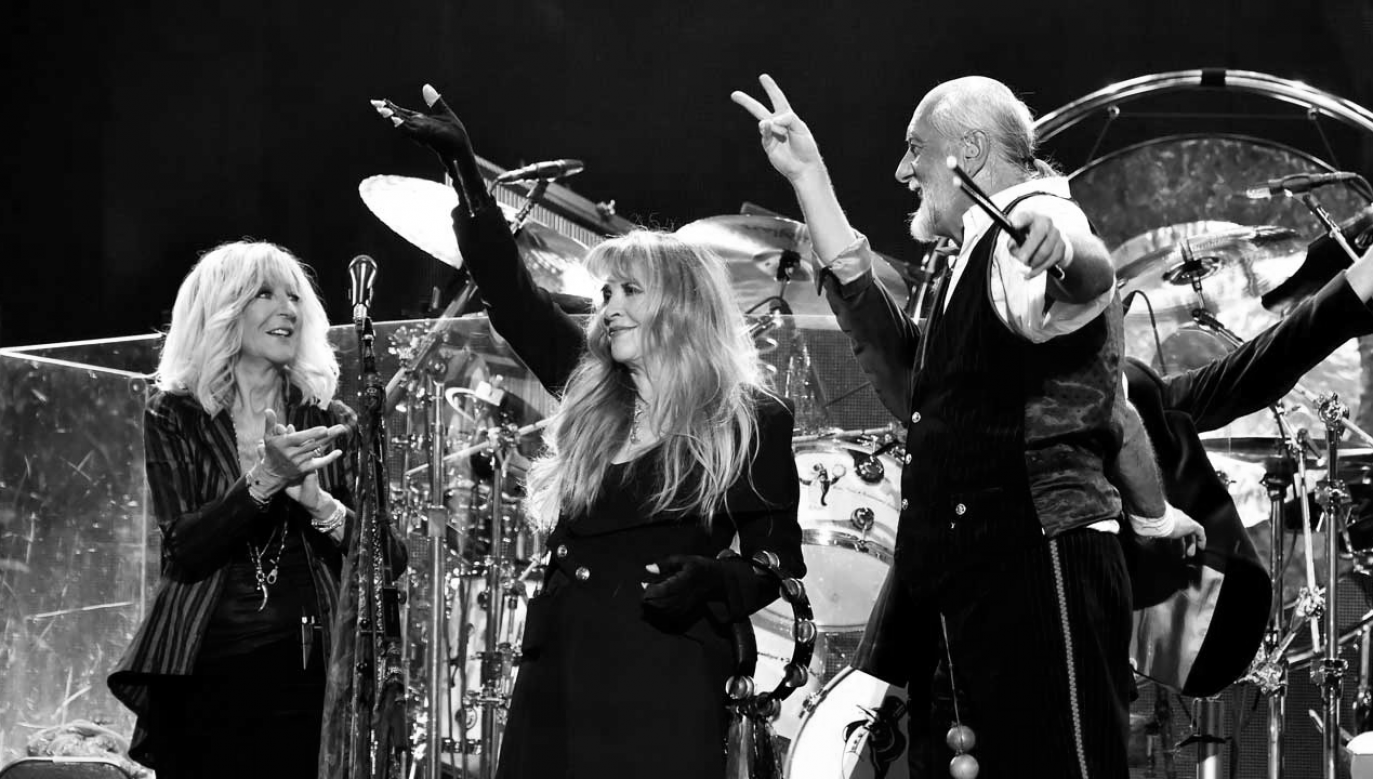 Od lewej: zmarła Christine McVie oraz Stevie Nicks i Mick Fleetwood z zespołu Fleetwood Mac; 2018 r. (fot. Kevin Mazur/Getty Images for iHeartMedia) 