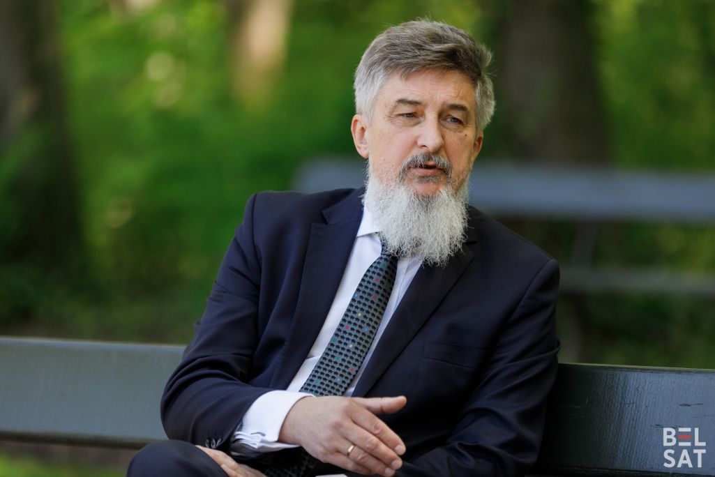 Артур Міхальскі, адмысловы прадстаўнік Міністэрства замежных справаў Польшчы ў сувязях з дэмакратычнымі сіламі Беларусі падчас інтэрвʼю ў парку Каралеўскія Лазенкі. Варшава, Польшча. 29 красавіка 2024 года. (Фота: Белсат)