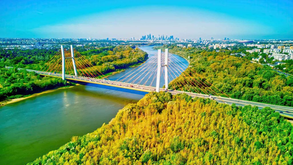 Bulwary Wiślane to miejsce, gdzie znajdziemy modne bary i kluby. Często organizowane są tu także imprezy plenerowe. Fot. Below the Sky/Shutterstock