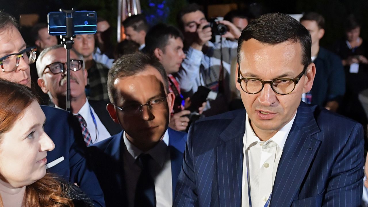 Premier na spotkaniu z dziennikarzami (fot. PAP/Marcin Obara)