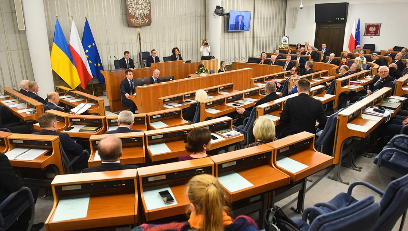Poprawki poparło 52 senatorów, przeciw było 45 (fot. PAP/Radek Pietruszka)