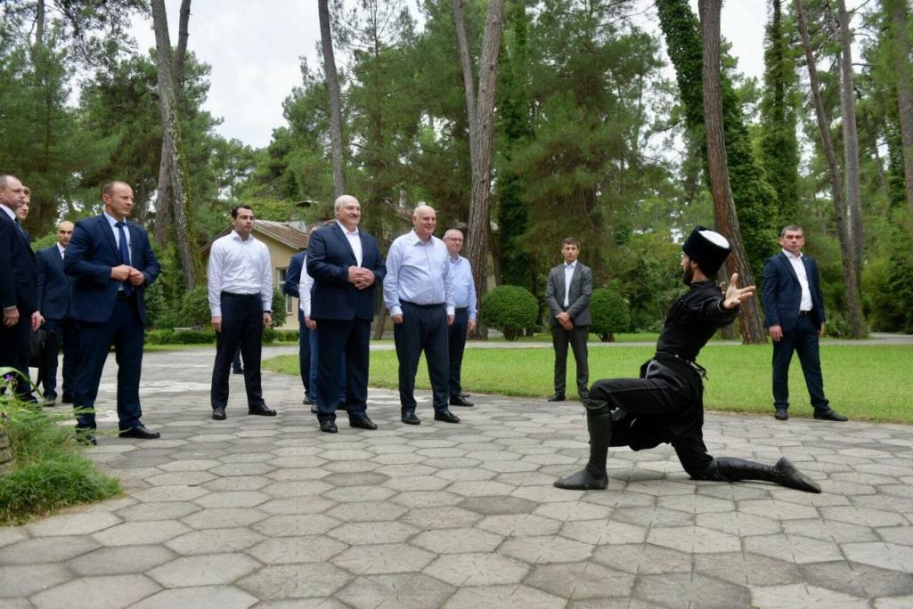Аляксандр Лукашэнка і Аслан Бжанія глядзяць выступ абхазскага танцора. Піцунда, Грузія. 28 верасня 2022 года. (Фота: apsnypress.info)