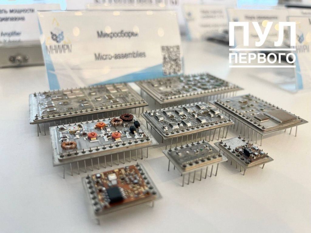 «Айчынныя распрацоўкі» ў мікраэлектроніцы, якімі пахваліліся перад Аляксандрам Лукашэнкам. Менск, Беларусь. 14 чэрвеня 2022 года. (Фота: pul_1 / Telegram)