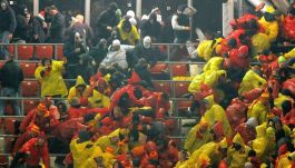 Starcie kibiców na stadionie Legii (fot. PAP/Bartłomiej Zborowski)