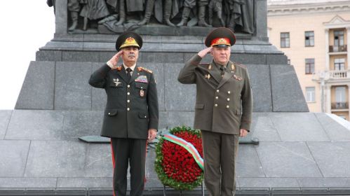 Міністр абароны Рэспублікі Беларусь Віктар Хрэнін і міністр абароны Азербайджанскай Рэспублікі Закір Гасанаў. Фота: Министерство обороны Республики Беларусь / Telegram