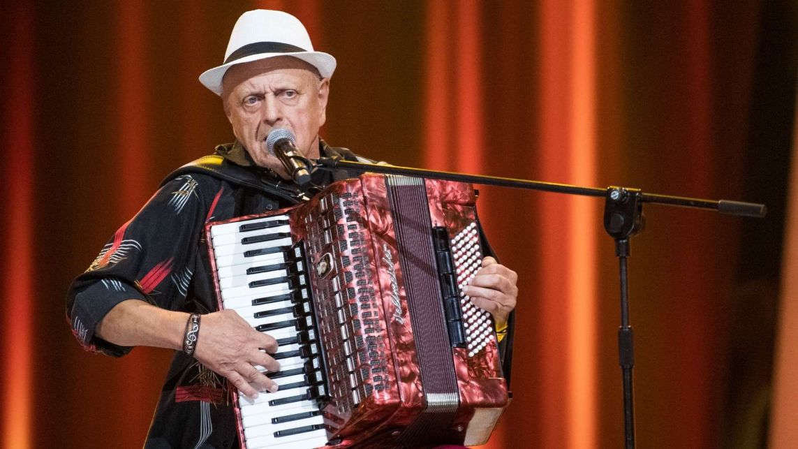 Janek Stokowski, uczestnik programu „The Voice Senior” gra na akordeonie i jednocześnie śpiewa „Piosenkę o mojej Warszawie” Mieczysława Fogga.