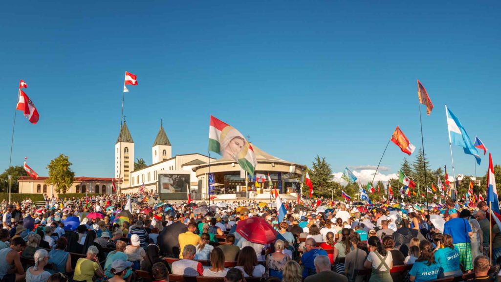 Pielgrzymi, przybywający do Medjugorie, uczestniczą w mszach, adoracjach i modlitwach różańcowych, szukając duchowej odnowy. Fot. Felixgglabats/ Shutterstock
