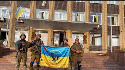 Украінскія вайскоўцы ў вызваленым Куп’янску. (Фота: Наталля Папова / Facebook)