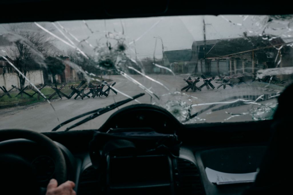 Здымак мае ілюстрацыйны характар. Від на дарогу каля разбуранага Антонаўскага моста праз раку Дняпро ў Антонаўцы, Данецкая вобласць, Украіна. 19 студзеня 2024 года. (Фота: Wojciech Grzedzinski / Anadolu Press / Abaca Press / Forum)