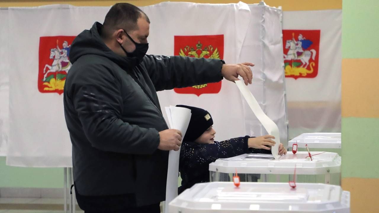 Wybory dały partii Jedna Rosja większość konstytucyjną (fot. PAP/EPA/MAXIM SHIPENKOV) Wybory dały partii Jedna Rosja większość konstytucyjną (fot. PAP/EPA/MAXIM SHIPENKOV)