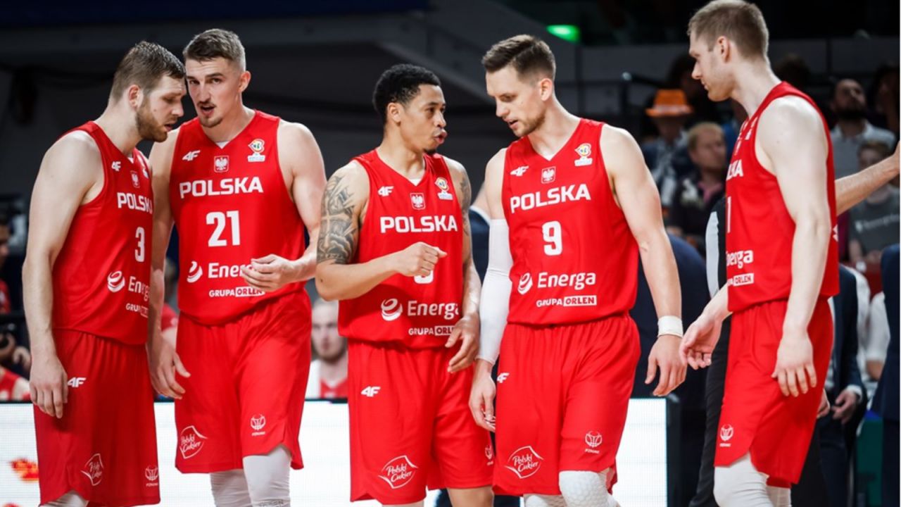 Tomasz Gielo (drugi z prawej) nie znalazł uznania w oczach trenera Igora Milicicia (fot. FIBA).